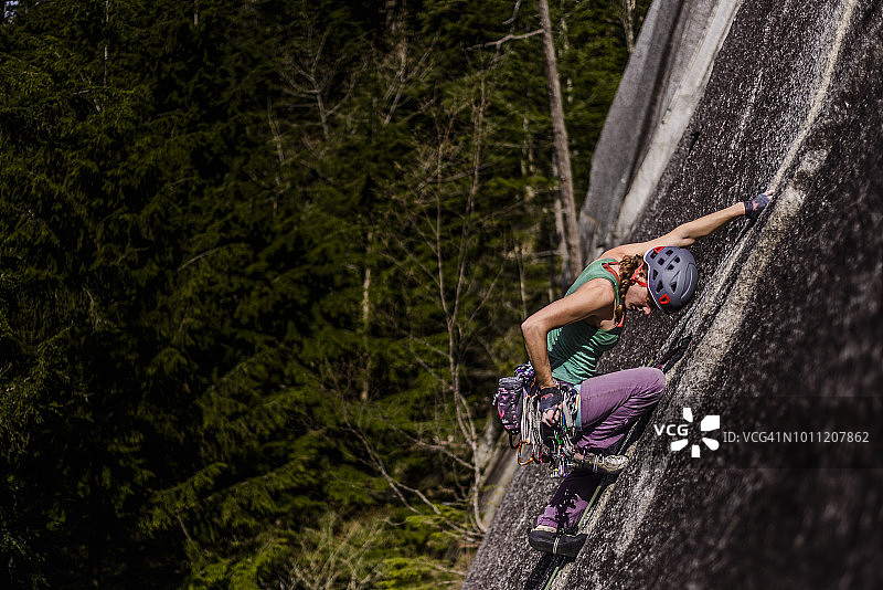 女人在加拿大不列颠哥伦比亚省斯阔米什攀岩图片素材
