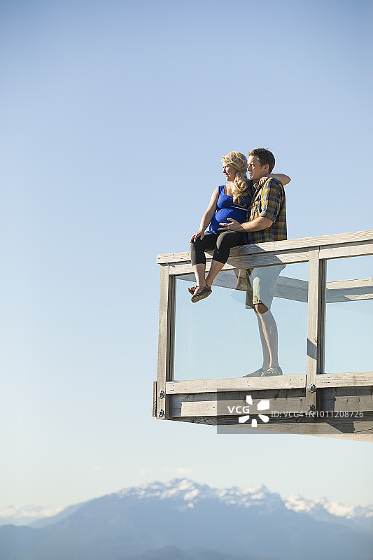 夫妇与坐在观测点的孕妇图片素材