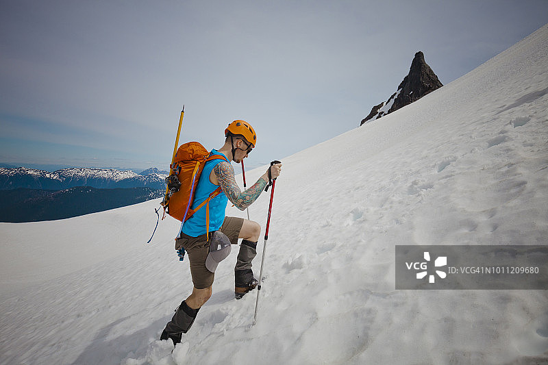 登山者攀登加拿大不列颠哥伦比亚省奇利瓦克北喀斯喀特山脉弗利峰图片素材