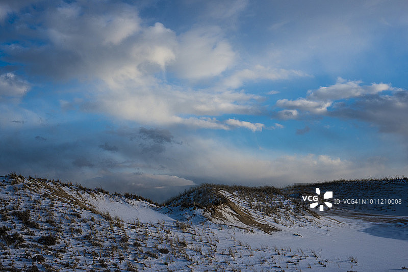 美国马萨诸塞州纽伯里波特帕克河野生动物保护区的雪沙丘图片素材