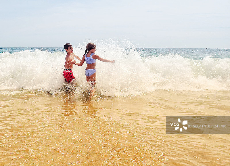 特拉华州贝瑟尼海滩冲浪的兄妹图片素材