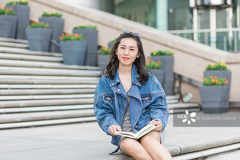 正在阅读的美丽女孩图片素材