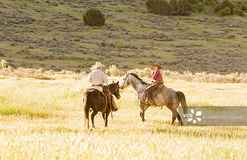 老牛仔和女儿在盐湖城圣塔金谷骑马图片素材