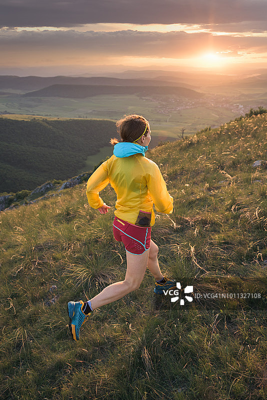 在户外跑步的女人图片素材