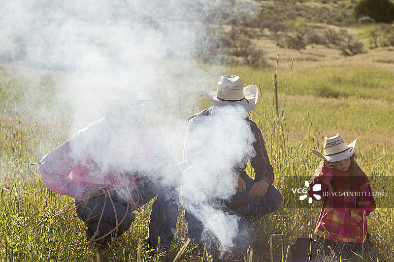 年轻牛仔在犹他州盐湖城圣塔金谷的篝火旁图片素材