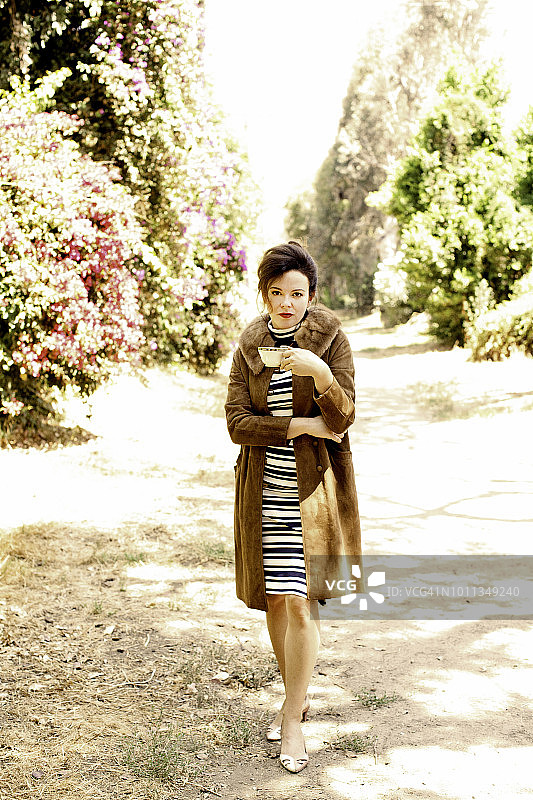 喝咖啡的复古风格女人图片素材