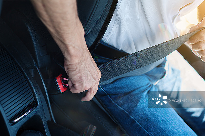 男子系安全带图片素材