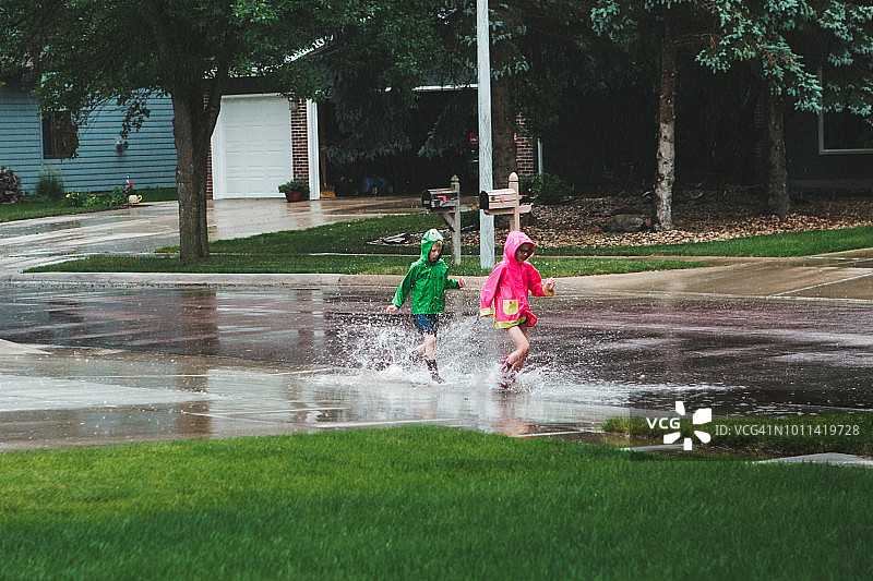 孩子们在水坑里玩水图片素材