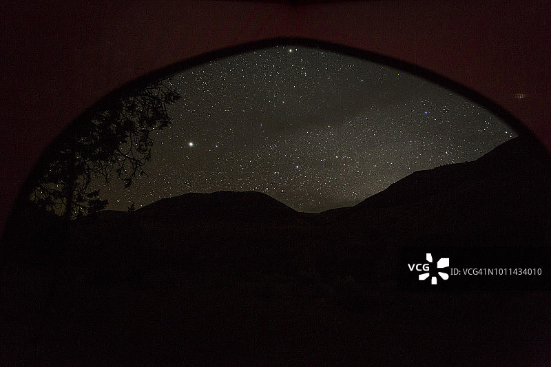 在俄勒冈州东部约翰迪河上，从帐篷内看到的夜空图片素材