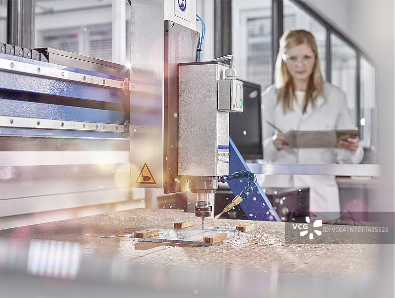 女技术员控制数控铣床图片素材