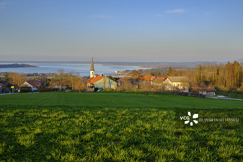 德国巴伐利亚州上巴伐利亚基姆高：希滕基兴圣巴多罗买教堂和基姆湖图片素材