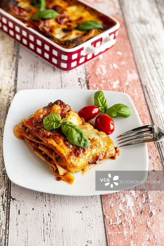 罗勒番茄素食博洛尼亚烤宽面条图片素材