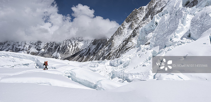 尼泊尔索洛昆布珠穆朗玛峰萨加玛塔国家公园：西方冰斗的登山者图片素材