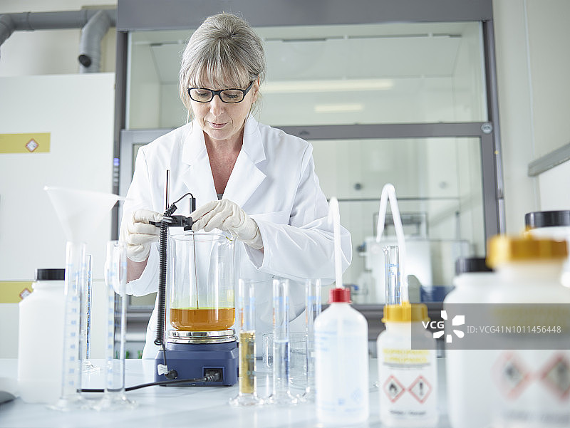 在化学实验室工作的女化学家图片素材