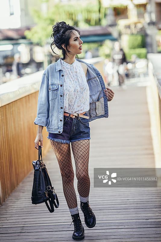 在城市中观看事物的时尚女人图片素材