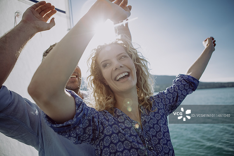 快乐的情侣在帆船上图片素材