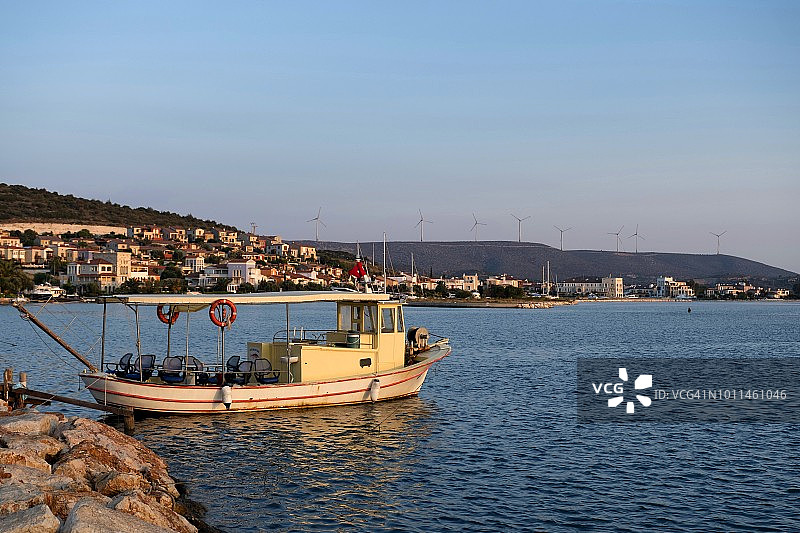 黎明时分停泊的木制渔船图片素材