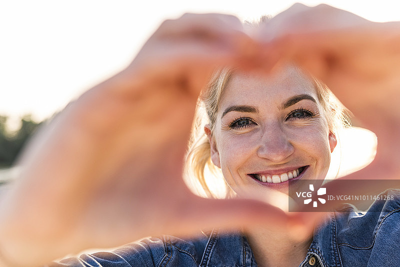女人用手和手指比心图片素材