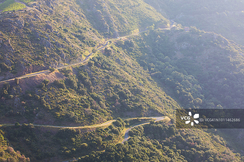 法国朗格多克-鲁西永山区公路图片素材