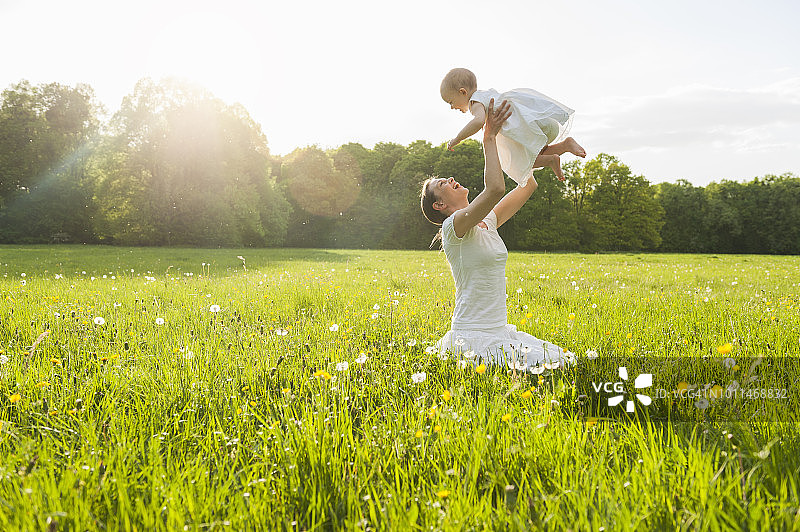 母女在夏日草地上玩耍图片素材