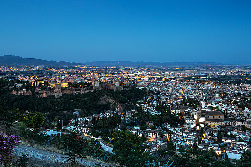 西班牙安达卢西亚阿尔拜辛老城区蓝色时分的格拉纳达阿尔罕布拉图片素材