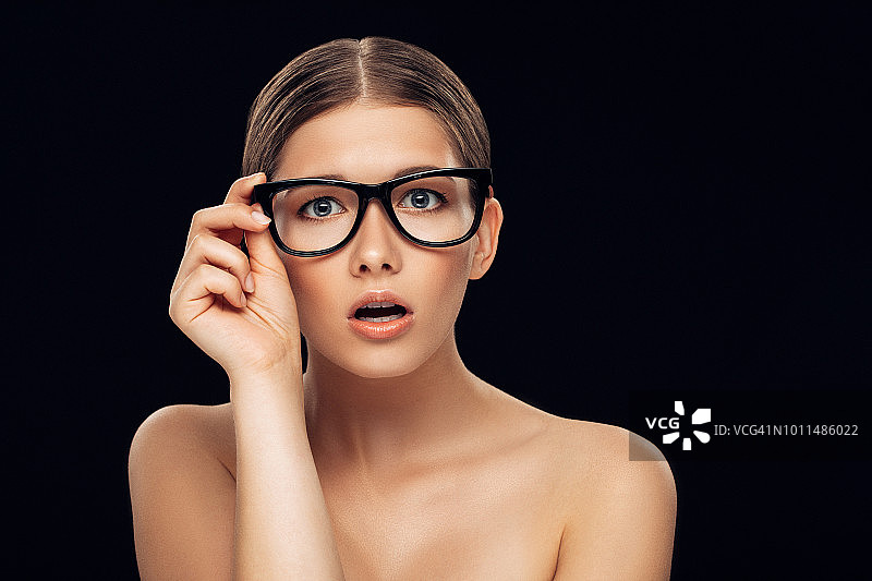 思考中的快乐年轻女人图片素材