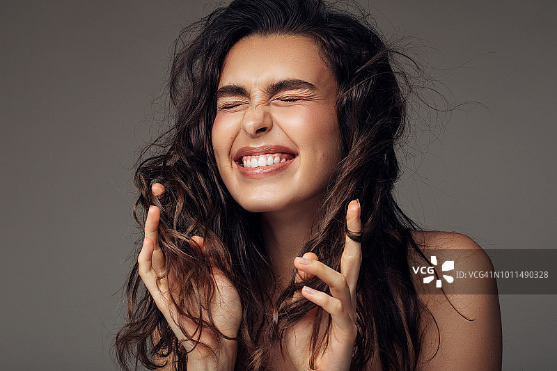 笑容甜美的年轻女人肖像图片素材