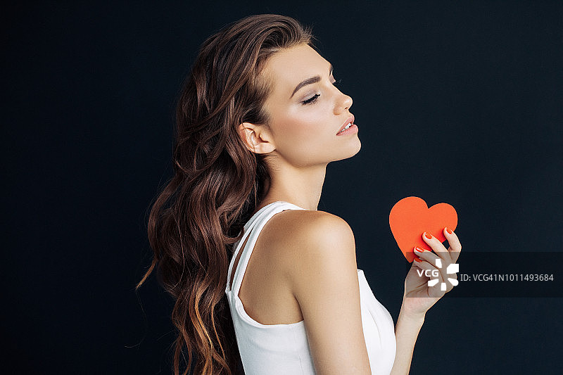 漂亮的女孩拿着人工心脏图片素材
