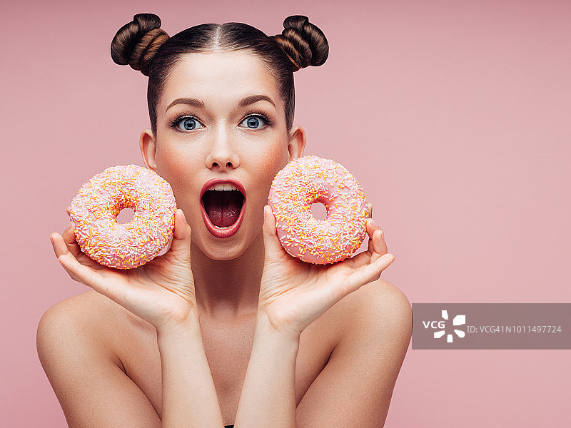 年轻漂亮的女人图片素材