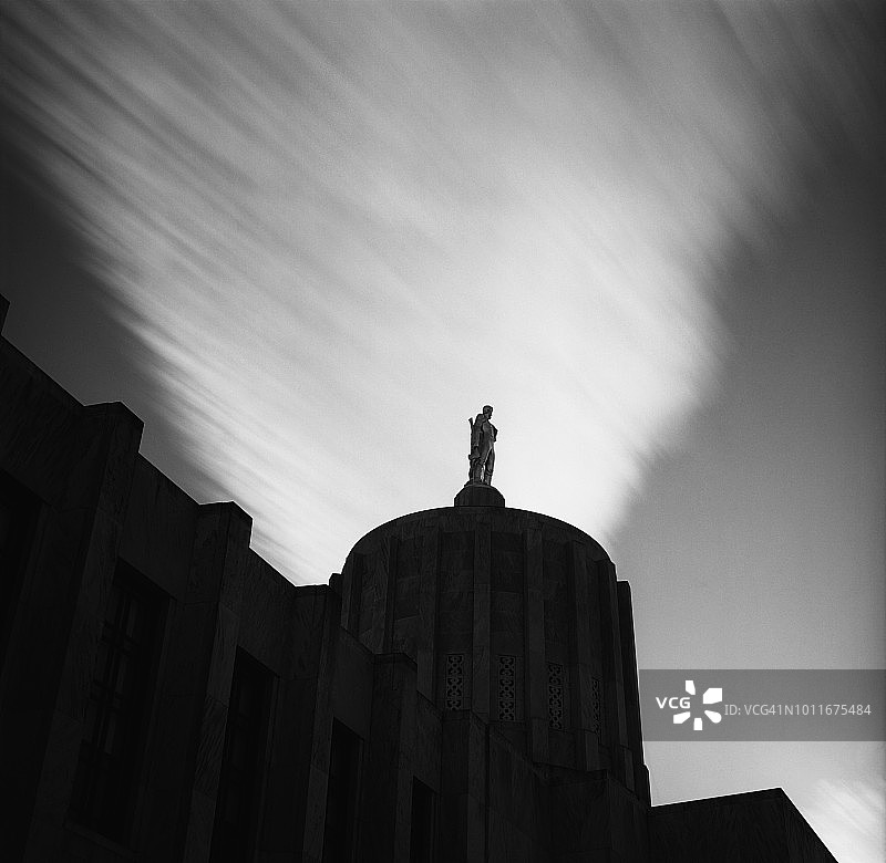 俄勒冈州议会大厦顶部的金色先锋雕像图片素材