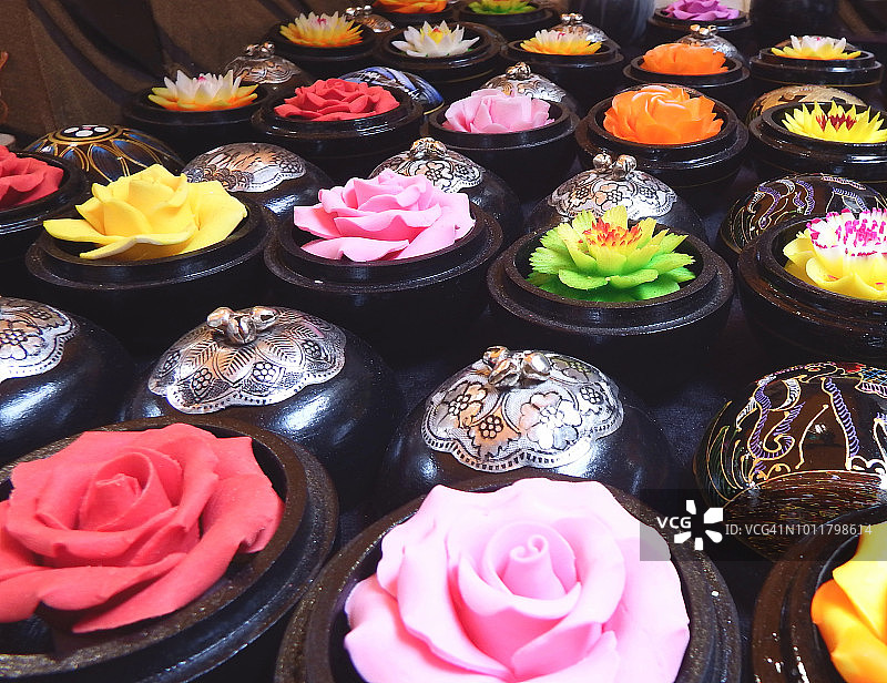 街边售卖花型空气清新剂的商店图片素材