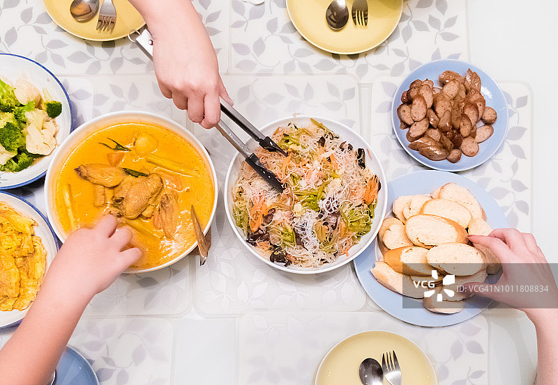 俯视角度拍摄的家常菜肴图片素材