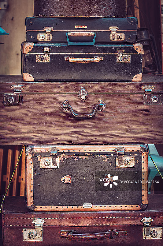 跳蚤市场上出售的复古手提箱图片素材