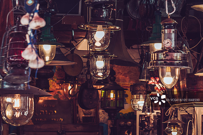 跳蚤市场上的复古台灯图片素材