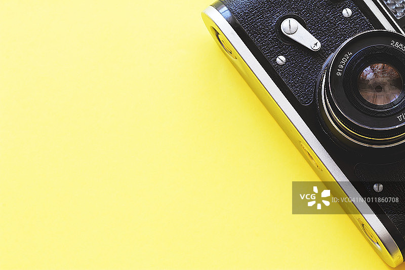 黄色背景上的旧苏联胶片相机图片素材