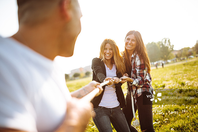 朋友们在玩拔河图片素材