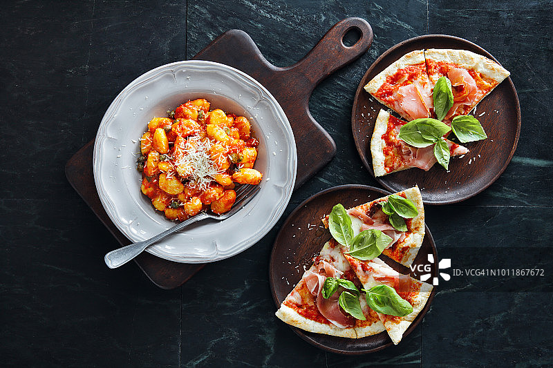 番茄罗勒酱意式面疙瘩图片素材