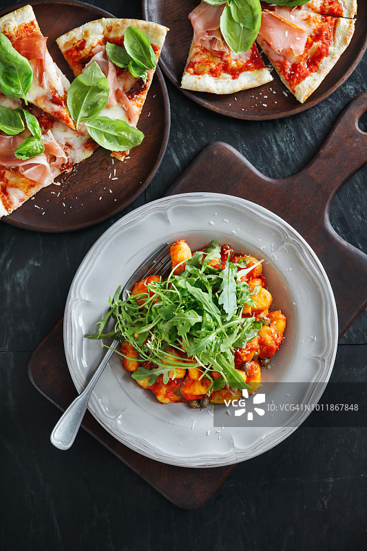 番茄罗勒酱意式面疙瘩图片素材