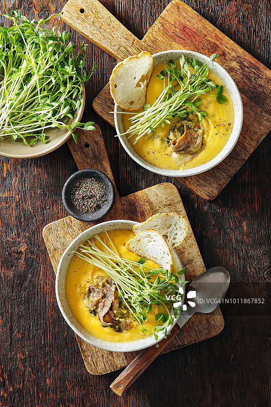 南瓜豌豆熏鸭胸肉汤配面包丁图片素材