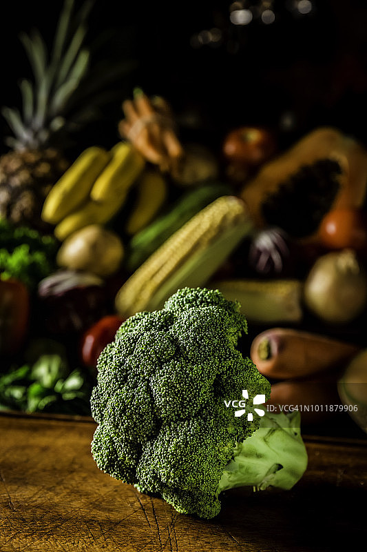 搭配热带水果和蔬菜的西兰花图片素材