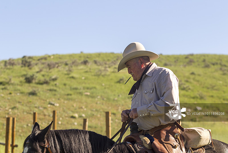 盐湖城圣塔金山谷骑马的老牛仔图片素材