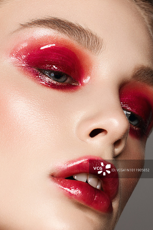 化着亮红色妆容的美丽女人图片素材