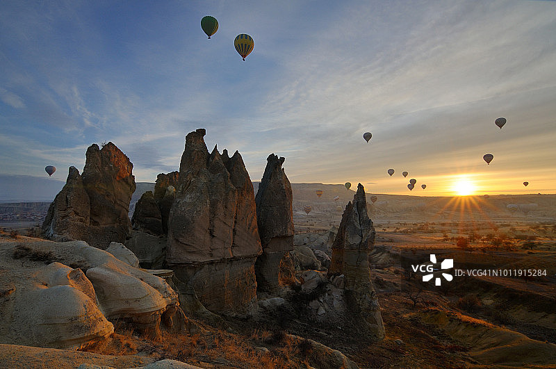日出时热气球飞行图片素材