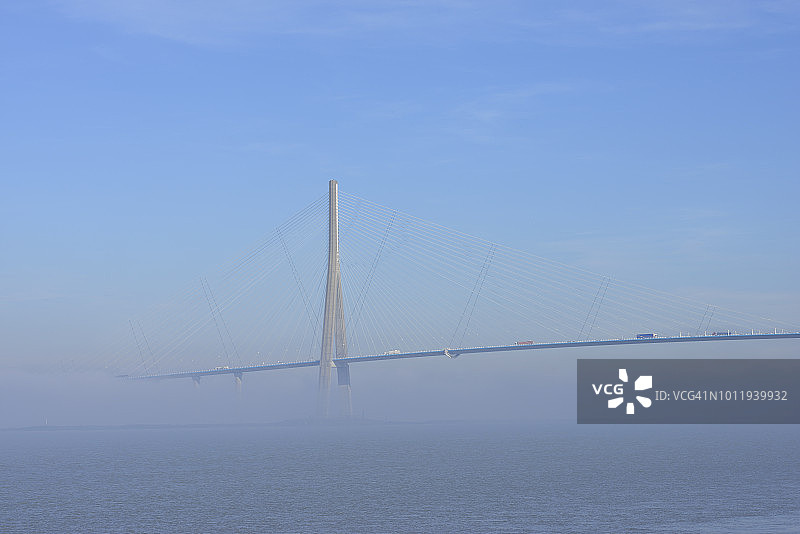 笼罩在雾中的诺曼底大桥，横跨塞纳河连接翁弗勒尔和勒阿弗尔图片素材