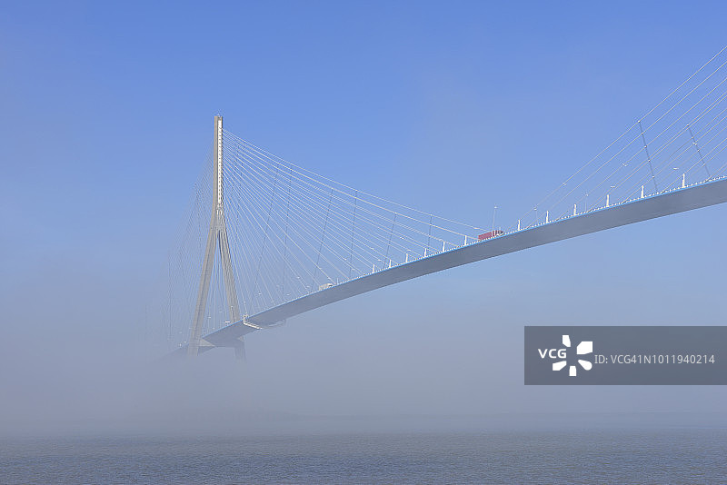笼罩在雾中的诺曼底大桥，横跨塞纳河连接翁弗勒尔和勒阿弗尔图片素材