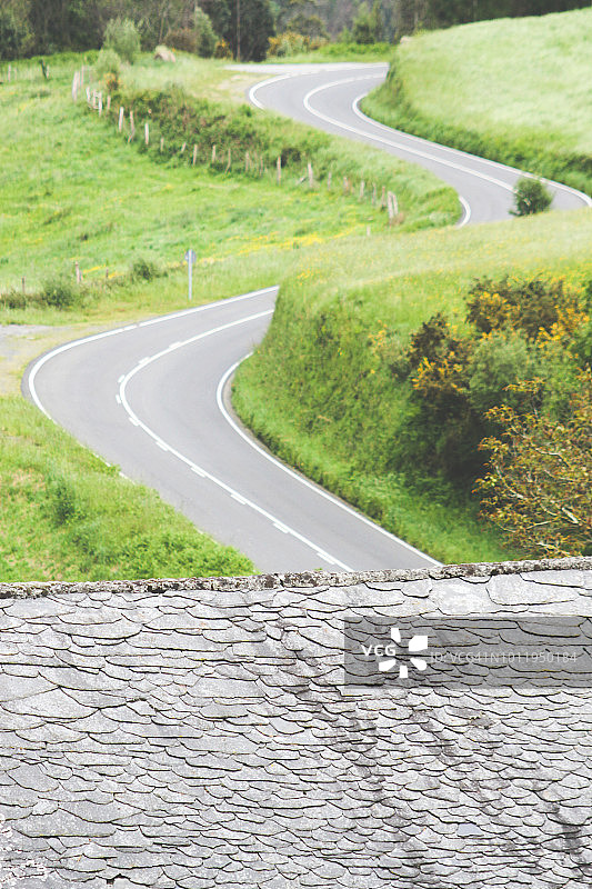 灰色屋顶与蜿蜒道路图片素材
