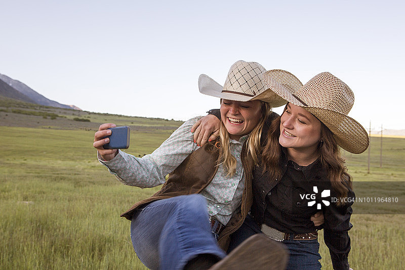 戴帽子的乡村女牛仔在盐湖城圣奎因山谷自拍，美国犹他州图片素材