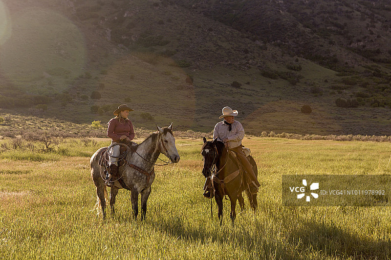 老牛仔和女儿在盐湖城圣塔金谷骑马图片素材