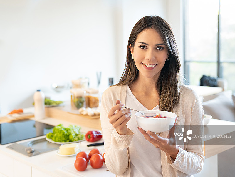 在家吃健康早餐的女人图片素材
