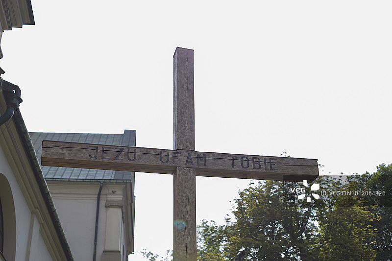 十字架与伯纳丁教堂图片素材